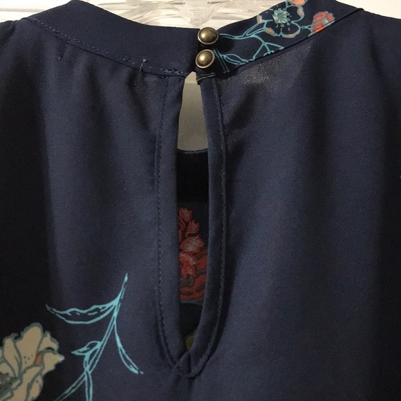 Cold Shoulder Top - Picture 3 of 3